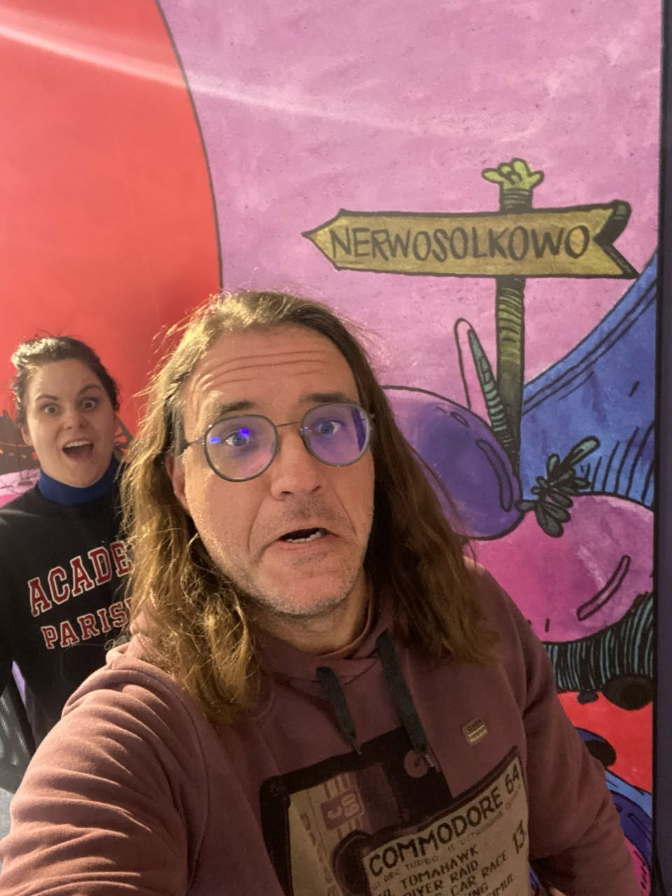 Selfie przy muralu z drogowskazem do Nerwosolkowa